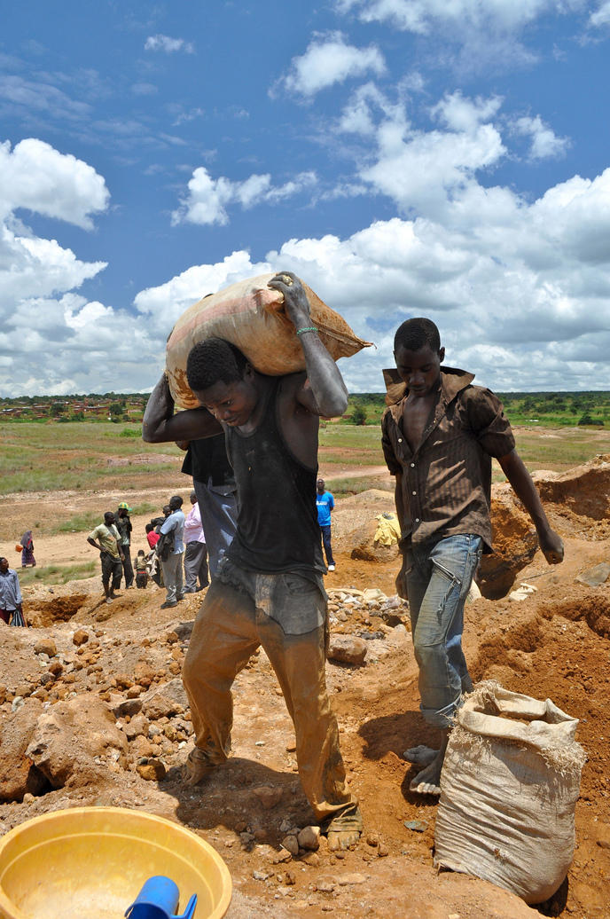 travailleurs-mines-smartphone